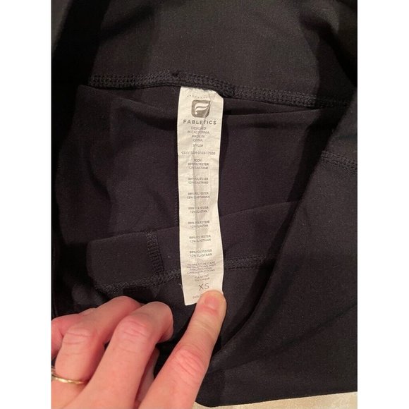 Fabletics Womens Rylie Capri Leggings Black Pockets Stretch UPF Protection XS - Picture 7 of 11
